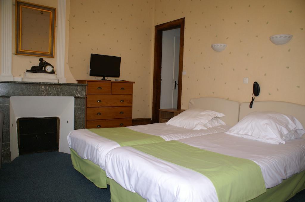 Hotel Celeste Bagnères-de-Luchon Szoba fotó