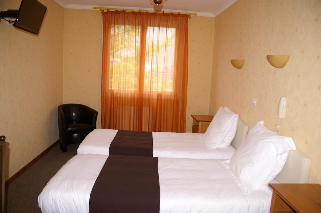 Hotel Celeste Bagnères-de-Luchon Szoba fotó